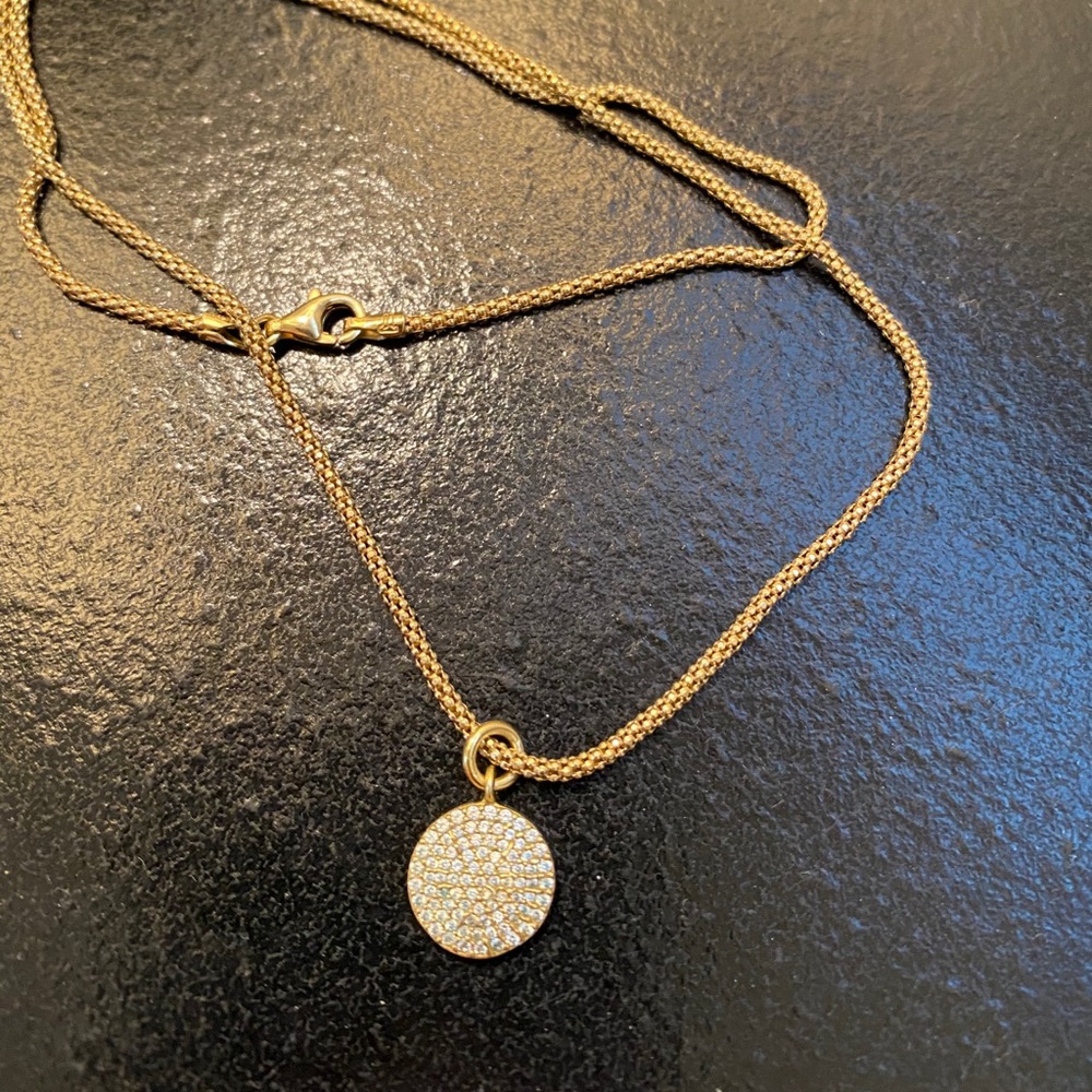 Gold pendant necklace